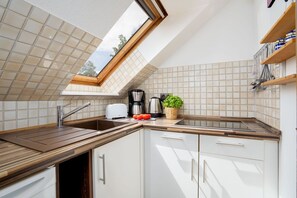 Kjøleskap, ovn, kokeplater og kaffetrakter/tekoker