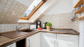 Wasserkocher mit Kaffee-/Teezubehör, Kühlschrank, Ofen, Herdplatte