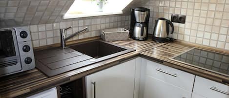 Réfrigérateur, four, plaque de cuisson, cafetière/bouilloire