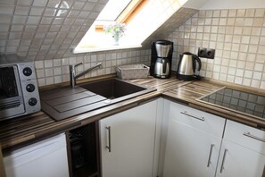 Kühlschrank, Ofen, Herdplatte, Wasserkocher mit Kaffee-/Teezubehör