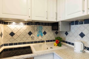 ثلاجة، ميكروويف، فرن، موقد طهي مسطح