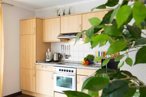 Kjøleskap, mikrobølgeovn, ovn og kaffetrakter/tekoker