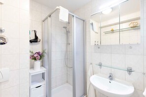 Shower, hair dryer - (TRA2c) Holiday apartment "Baumgartner" - Holiday apartment "Baumgartner" up to 4 persons (Timmendorfer Strand)
