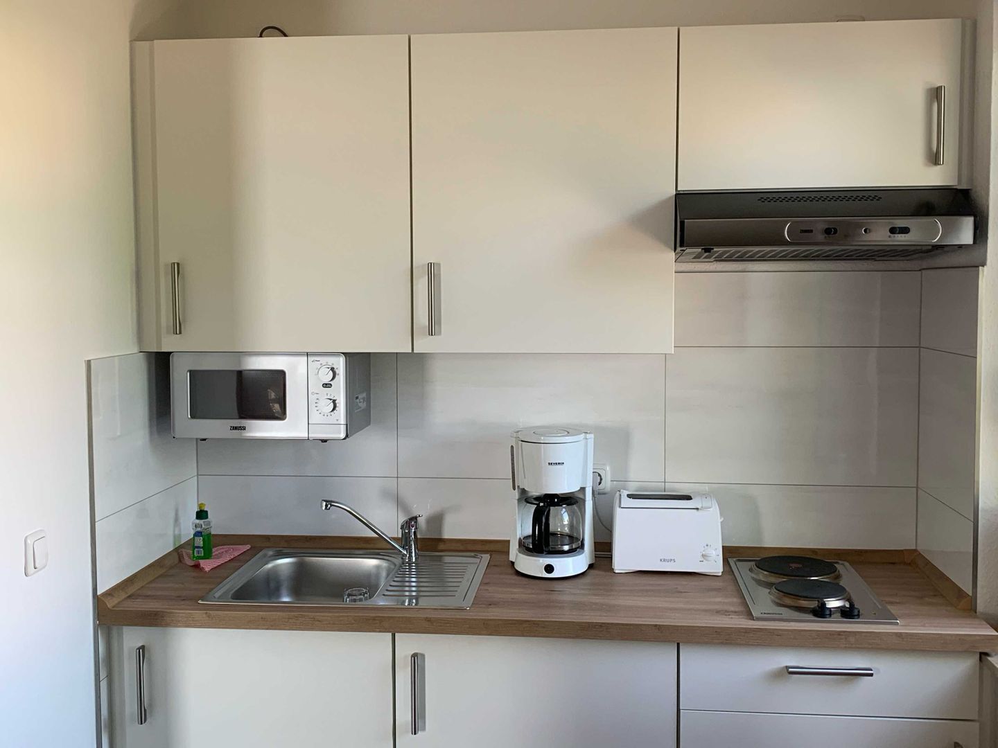 Kühlschrank, Mikrowelle, Herdplatte, Wasserkocher mit Kaffee-/Teezubehör