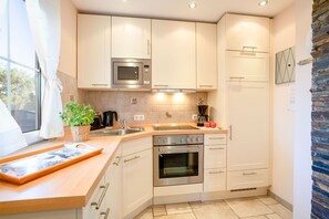 Fridge, microwave, oven, stovetop - "strandmuschel" - Ferienhaus "strandmuschel" für 3 Erwachsene und 1 Kind bis 12 Jahre (Timmendorfer Strand)
