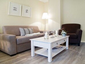 TV, DVD player, mesa de pingue-pongue, aparelho de som