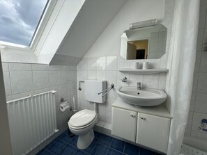 Dusj, hårføner og håndklær