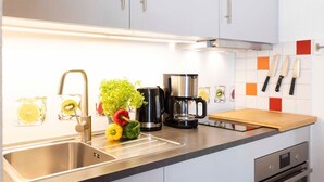 Kaffetrakter/tekoker, kjøleskap, mikrobølgeovn og ovn
