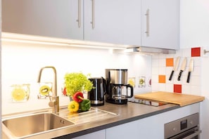 雪櫃、微波爐、焗爐、爐具