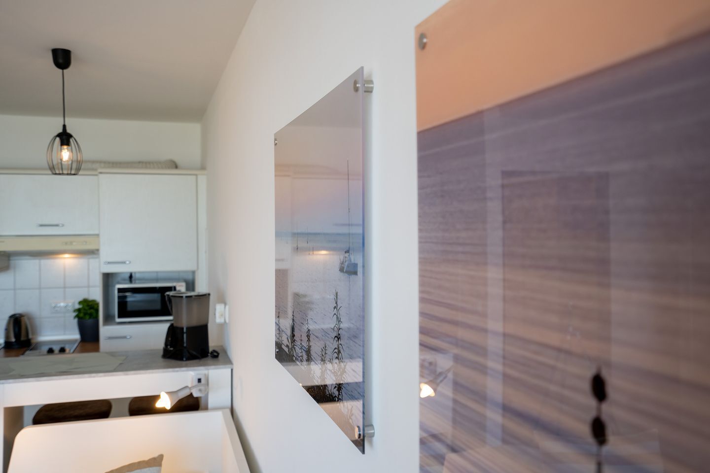 Kühlschrank, Mikrowelle, Herdplatte, Wasserkocher mit Kaffee-/Teezubehör