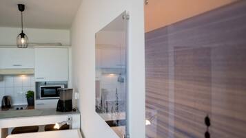 Kühlschrank, Mikrowelle, Herdplatte, Wasserkocher mit Kaffee-/Teezubehör