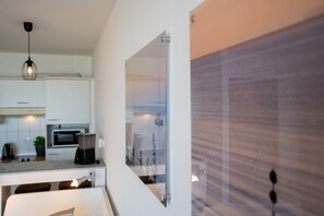 Geladeira, micro-ondas, cooktop, cafeteira/chaleira