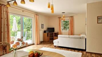 Televisie, een dvd-speler en een stereo