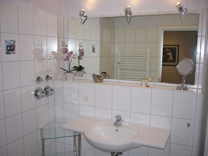 Douche, sèche-cheveux, serviettes fournies