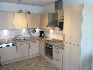 Réfrigérateur, micro-ondes, four, lave-vaisselle