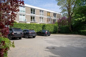 المنطقة المحيطة بالمنشأة