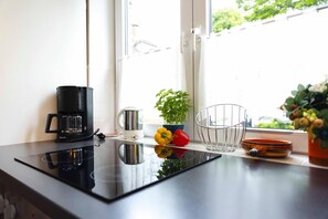 Kühlschrank, Mikrowelle, Ofen, Herdplatte