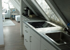 Réfrigérateur, four, plaque de cuisson, cafetière/bouilloire