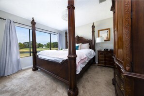 2 habitaciones, escritorio y tabla de planchar con plancha