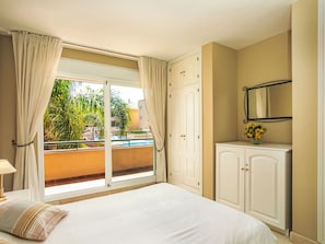 2 bedrooms, desk, internet