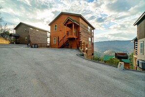 Exterior - Luxury 3-Bed Cabin- Majestic Smoky Mtn Views- Sleeps 12- Hot Tub + Game Room (Pigeon Forge)