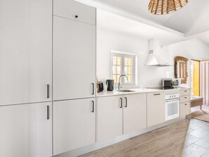 Kjøleskap, mikrobølgeovn, ovn og oppvaskmaskin