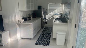 Refrigerador, microondas, parrilla de estufa y cafetera y tetera