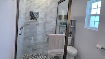 Doccia, asciugacapelli, asciugamani, sapone