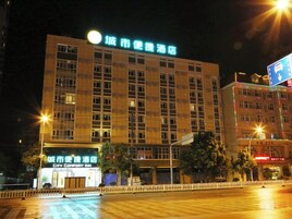 Un edificio de varios pisos con señalización que indica que es un hotel.