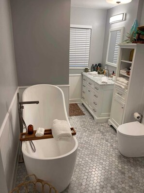 Vasca, asciugacapelli, asciugamani, sapone