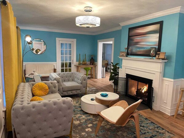 Älytelevisio, takka, videopelejä, kirjoja