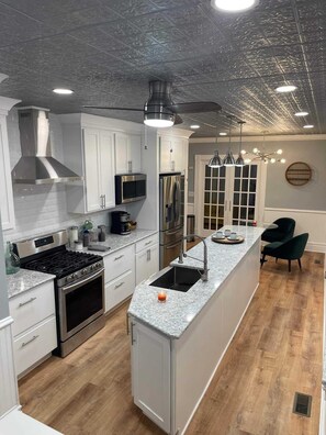 Jääkaappi, mikroaaltouuni, uuni, liesi