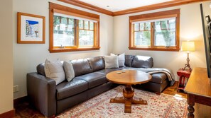 電視、壁爐、智能揚聲器