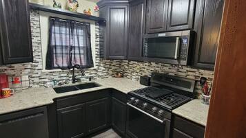 Refrigerador, microondas, horno y parrilla de estufa