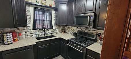Fridge, microwave, oven, stovetop. Nice home in downtown 1 block from theater