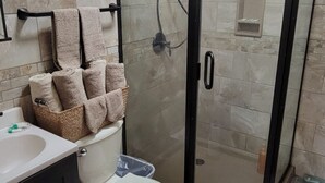 تجهيزات دش، مناشف، صابون، ورق حمّام