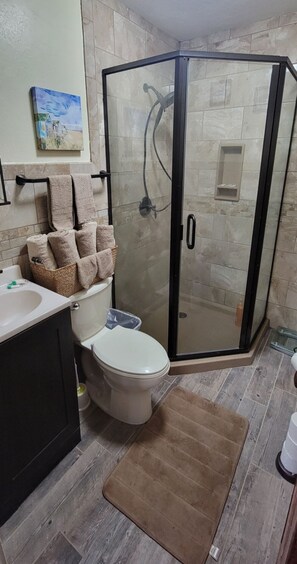 Regadera, toallas, jabón, papel de baño 