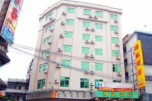 A multi-story hotel with a prominent H sign indicating a hotel. - Yuekai Hostel (Dongguan)