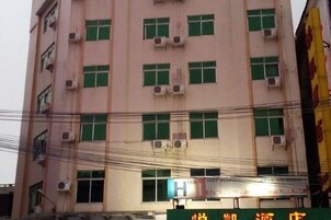 Un edificio de varios pisos con un letrero que indica un hotel.