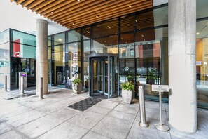 Exterior detail - Luxe West Loop Studio w/ Gym, W/D & Pool, 3 blocks to L, by Blueground (Chicago)