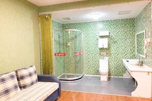 Un baño con ducha, inodoro y lavabo.
