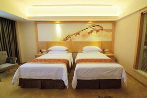 A hotel room with two single beds, a sofa, a desk, and a large wall painting. - Vienna Hotel (Yongzhou District Government Square) (Yongzhou)