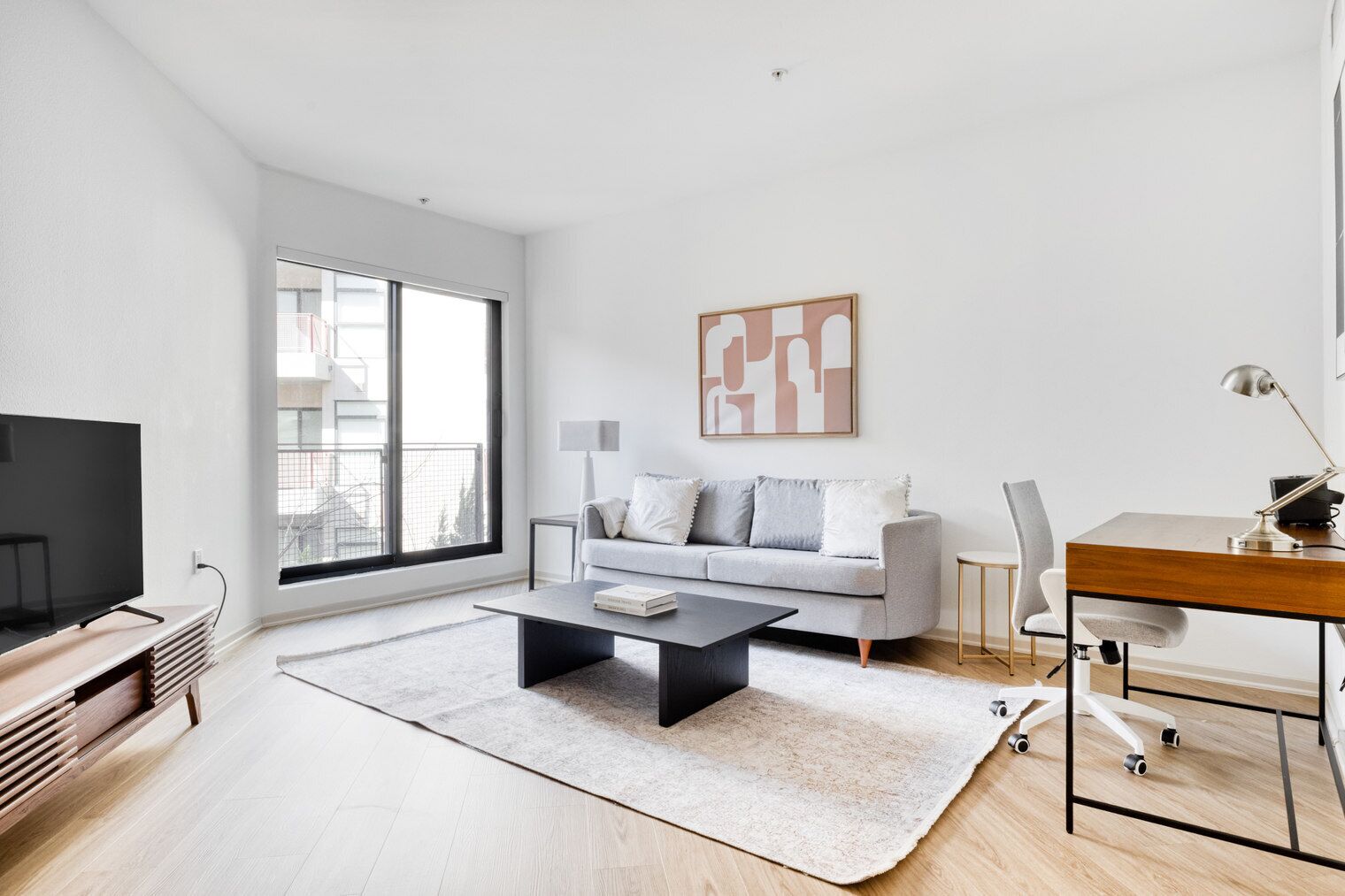 Luxe Hollywood 1BR w/ Pool & Gym, walk to Pantages Theater, by Blueground
