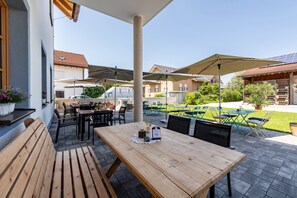Outdoor dining - Holiday Home 'Schlöglhof' with Balcony and Wi-Fi (Gilching)