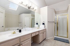 Bathtub, jetted bath, bidet, towels - Modern Elegance: Prime Location in Carrollton (Carrollton)