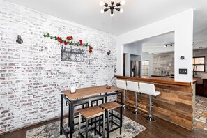 Dining - Modern Elegance: Prime Location in Carrollton (Carrollton)