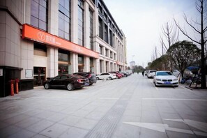Property grounds - Vienna Hotel (Yueyang Linxiang Government Affairs Center) (Linxiang)