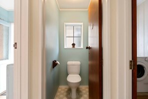 Ducha y bañera combinadas, secador de pelo y toallas