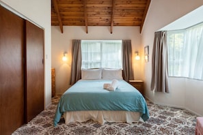 4 bedrooms, iron/ironing board, WiFi, bed sheets