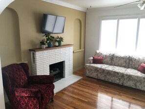 TV, books - Classic pretty home with nice patio in Rigby. (Rigby)